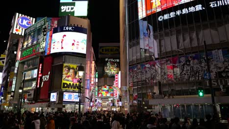 POV-Caminando-Por-El-Cruce-De-Shibuya-Por-La-Noche-Con-Un-Ambiente-De-Neón-Cyberpunk