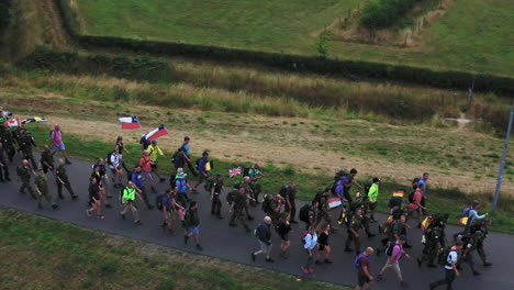 Larga-Fila-De-Caminantes-Durante-Las-Marchas-De-Cuatro-Días-En-Nijmegen,-Holandés,-Toma-Aérea-De-Seguimiento.