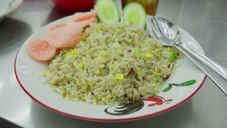 Indonesischer-Teller-Mit-Gebratenem-Echten-Bonito-Thunfisch.-Nahaufnahme