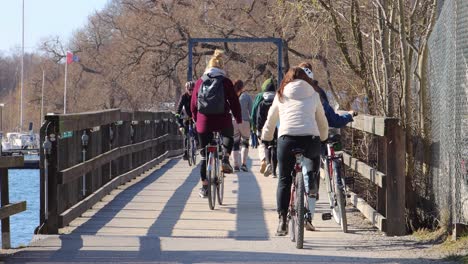 Menschen-Fahren-Fahrrad-Und-Gehen-Auf-Einer-Holzbrücke-Am-Wasser-In-Stockholm-Spazieren