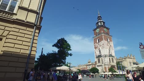 Polen,-Krakau-Hauptmarkt-Rynek-Platz-Und-Rathaus-Uhrturm-Mit-Menschen-An-Einem-Sommertag