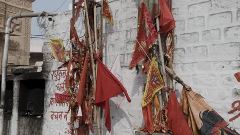 Heilige-Rote-Fahnen,-Die-Von-Gläubigen-Am-Tag-Im-Tempel-Angeboten-Werden