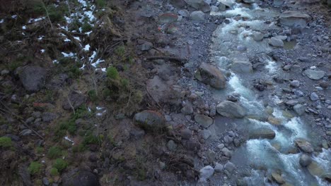 Drohnenflug-über-Einem-Gebirgsfluss-Im-Frühling-Mit-Etwas-Schnee-übrig