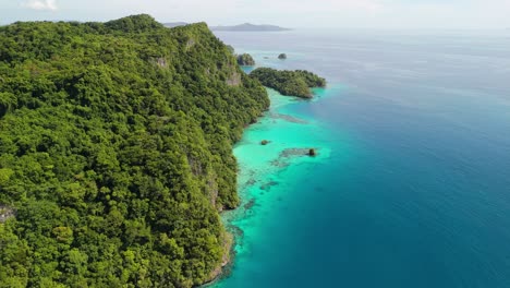 Drone-flying-along-mountain-clifftop-of-secret-lagoon