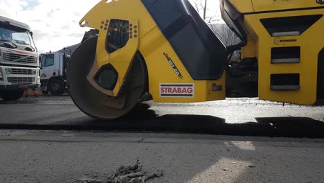 Neue-Asphaltstraße,-Nahaufnahme-Einer-Walze-Auf-Der-Baustelle