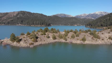 Vista-Aérea-De-Las-Ensenadas-Del-Lago-Aoos-Spring-Epiro-Grecia-Día-Soleado-Invierno