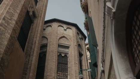 Gothic-arches-of-a-secluded-Venetian-church,-Italy