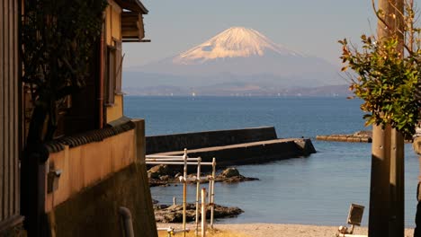 Hermosa-Vista-Del-Monte-Fuji-En-Una-Pequeña-Ciudad-Costera-En-Japón