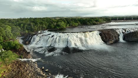 Wasserfall-Von-Einer-Drohne,-Natur-In-Zeitlupe-Aufgenommen-Mit-Einer-Mavic-3-Drohne