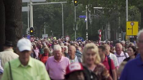 Nijmegen,-Niederlande,-Fokussierung-Auf-Eine-Große-Gruppe-Von-Menschen,-Die-Während-Der-Nijmegense-Vierdaagse-Spazieren-Gehen,-Zeitlupe