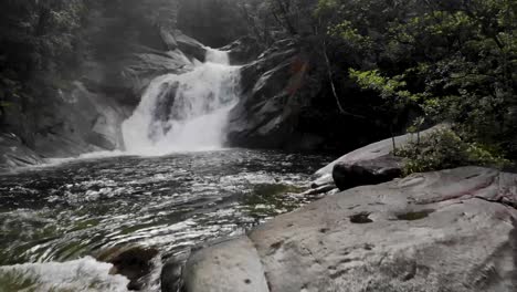 Hermoso-Primer-Plano-De-Las-Cascadas-Josephine-En-El-Norte-De-Queensland,-Australia,-Plano-De-Seguimiento---Plano-De-Plataforma-Rodante---Avanzando