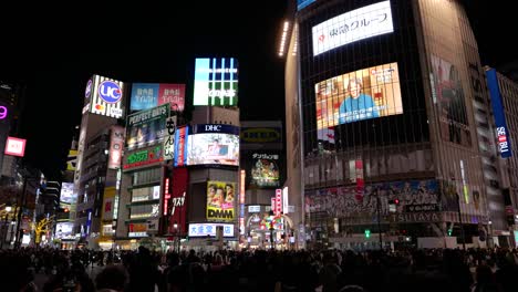 Filmische-POV-Aufnahme-Beim-Spaziergang-über-Die-Shibuya-Kreuzung-Mit-Menschensilhouetten