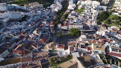 Sonnenverwöhnter-Zentraler-Platz-Von-Albufeira,-Luftpanorama.-Algarve,-Portugal