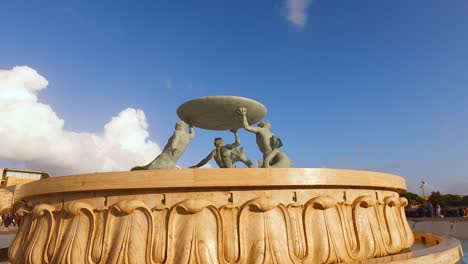 Hermosa-Fuente-De-Tritón-Recientemente-Restaurada-En-La-Periferia-De-La-Plaza-De-La-Puerta-De-La-Ciudad-De-La-Valeta,-Malta