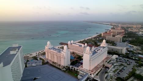 Luftaufnahme-Von-Hochhaushotels-Und-Casinos-Am-Palm-Beach-In-Aruba