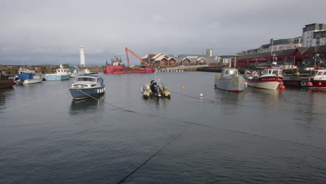 Barcos-En-El-Puerto-De-Newhaven-Durante-La-Marea-Alta-En-Un-Día-Nublado-En-Edimburgo,-Escocia,-Reino-Unido