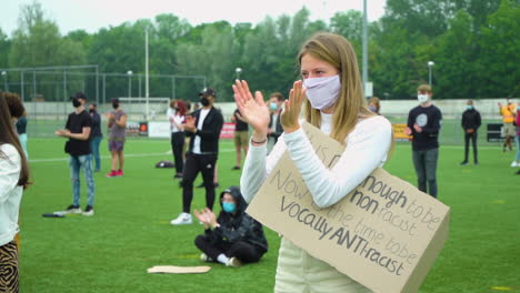 Zeitlupe-Einer-Blonden-Frau,-Die-Während-Einer-Friedlichen-Demonstration-Für-Die-Black-Lives-Matter-Bewegung-Applaudiert