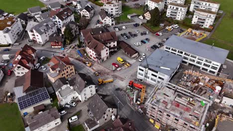 Baustelle-Mit-LKW-Und-Kran-In-Einem-Kleinen-Schweizer-Dorf