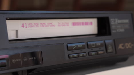 Stoppen-Der-Wiedergabe-Und-Auswerfen-Der-Videokassette-Aus-Dem-Vintage-Player,-Nahaufnahme