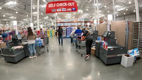 Kunden,-Die-An-Den-Self-Checkout-Kassen-Auschecken