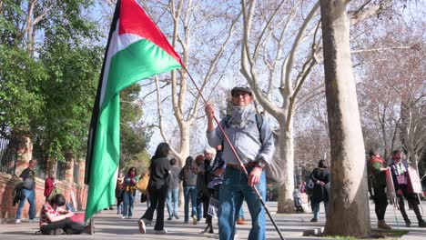 Ein-Junger-Demonstrant-Schwenkt-Während-Eines-Solidaritätsmarsches-Für-Palästina-Eine-Palästinensische-Flagge