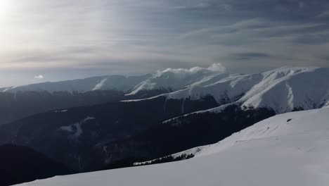 Majestätische-Schneebedeckte-Iezerul-Mare--Und-Batrana-Gipfel-In-Rumänien,-Ruhige-Berglandschaft