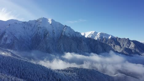 Majestätische-Bucegi-Berge-Mit-Schneebedecktem-Bucsoiu-Gipfel-Unter-Blauem-Himmel