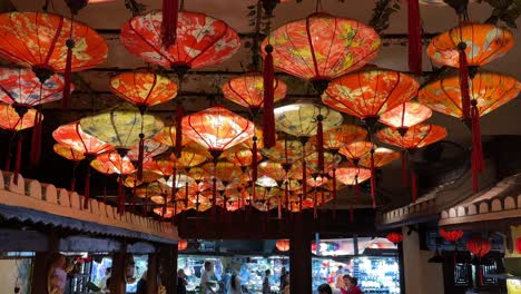 Muchas-Linternas-Naranjas-Colgadas-Dentro-De-Un-Restaurante-En-La-Zona-Del-Mercado-Nocturno-De-La-Antigua-Ciudad-De-Hoi-An-En-Vietnam