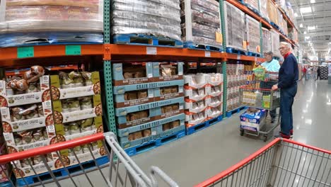 Pov:-Empujando-Lentamente-El-Carrito-De-La-Compra-Junto-A-Una-Variedad-De-Cereales-Para-El-Desayuno-En-Costco-Local