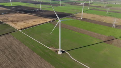 Große-Windkraftanlagen-Im-Ländlichen-Raum-Erzeugen-Nachhaltige-Grüne-Energie