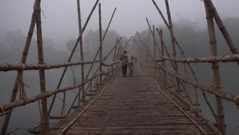 Escena-Del-Pueblo-De-Niebla-Temprano-En-La-Mañana