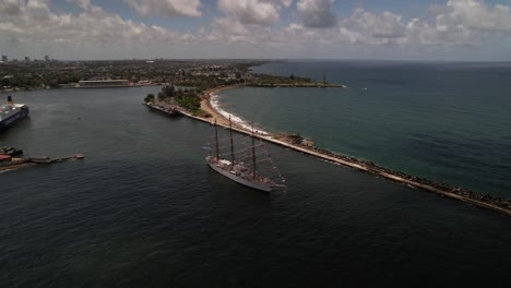 Vista-De-La-órbita-Del-Buque-Escuela-Fragata-Ara-Libertad,-Armada-Argentina,-Santo-Domingo,-República-Dominicana