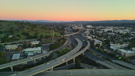 Weite-Luftaufnahme-Des-Ausgedehnten-Autobahnsystems,-Das-Bei-Sonnenuntergang-Durch-Kalifornien-Führt