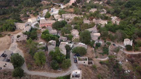 Inclinación-Aérea-Sobre-El-Antiguo-Pueblo-De-Perithia,-Corfú,-Grecia