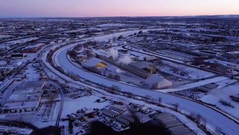 Toma-Aérea-De-La-Zona-Industrial-De-Calgary,-Alberta,-Durante-El-Invierno.