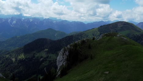 Bergiges-Gelände-üppiges-Grün-Und-Hoch-Aufragende-Bäume-1