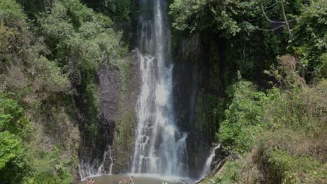 Bajando-Un-Turista-Con-Drones-Disfrutando-De-Un-Día-Soleado-En-La-Cascada-De-Los-Chorros