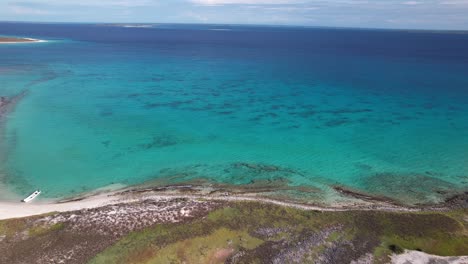 Atemberaubende-Luftaufnahme-Inspiriert-Schöne-Momente,-Karibischer-Strand-Umgeben-Von-Natur