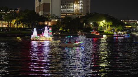 Las-Luces-Navideñas-Brillan-Y-Se-Reflejan-En-El-Canal-Fluvial-Durante-El-Desfile-Navideño-De-Barcos