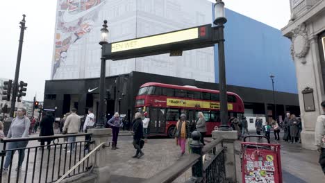 Escalera-De-Entrada-Peatonal-Al-Metro-De-La-Estación-De-Oxford-Street