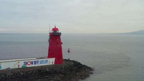 Umlaufbahn-Von-Links-Nach-Rechts-Um-Den-Rot-Gefärbten-Leuchtturm-Von-Poolbeg-Am-Hafeneingang