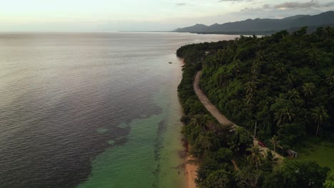 Playa-Mamangal-Con-Exuberante-Vegetación-En-Virac,-Catanduanes-Al-Atardecer,-Vista-Aérea
