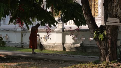 Fleißiger-Thailändischer-Mönch-Putzt-Tempelgelände---Filmische-Zeitlupenansicht