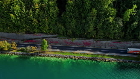 Hofinger-Logistik-Cab-Over-Truck-Fährt-Auf-Der-Straße-Am-See