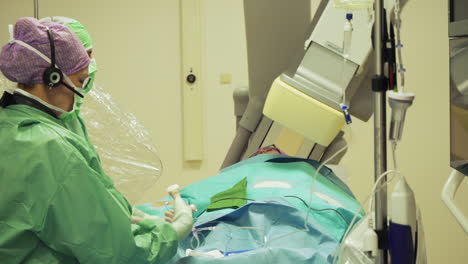 Ärzte-Im-Operationssaal-Verwenden-Angiographie,-Um-Die-Arterien-Des-Patienten-Während-Der-Untersuchung-Zu-Untersuchen