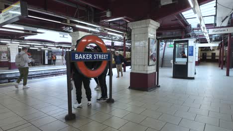 U-Bahn-Kommt-Am-U-Bahnsteig-Der-Baker-Street-Für-Wartende-Pendler-An