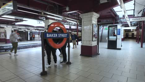 El-Tren-Tubo-Llega-A-La-Plataforma-Subterránea-Del-Metro-De-Baker-Street-Para-Los-Viajeros-Que-Esperan