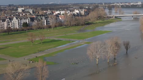 Rechts-Schwenk-über-überfluteten-Park-Mit-Wohnhäusern,-Deutschland,-Tagsüber