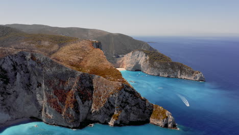 Vista-Panorámica-Aérea-De-La-Playa-Navagio-En-Zakynthos,-Grecia-En-Un-Día-Soleado