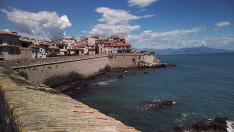 Muro-De-Piedra-Y-Edificios-Junto-Al-Mar-En-Antibes,-Francia